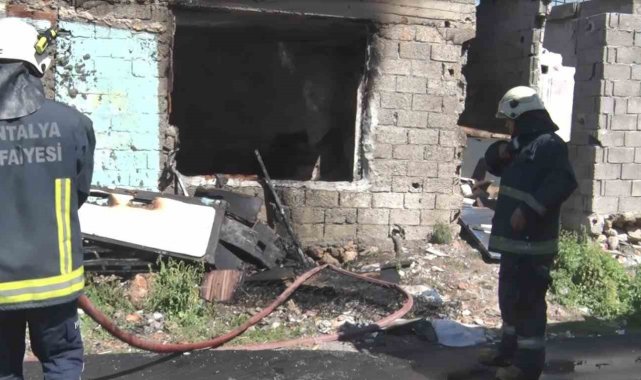 Metruk binadaki yangında evsiz adamın eşyaları küle döndü