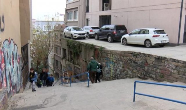 Metruk binanın üstünde korkutan otopark