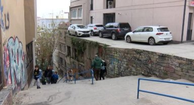Metruk binanın üstünde korkutan otopark