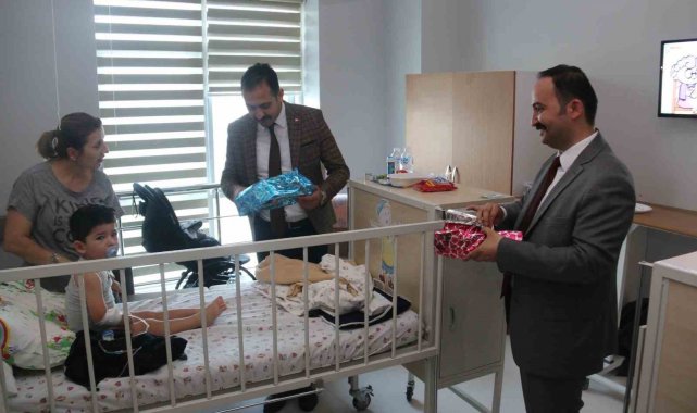 MHP Sivas milletvekili adayı İpek, hastanelerdeki çocukları unutmadı