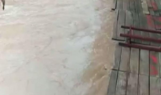 Midyat'ta sağanak; dere taşmasıyla mesire alanı su altında kaldı