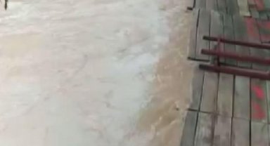 Midyat'ta sağanak; dere taşmasıyla mesire alanı su altında kaldı