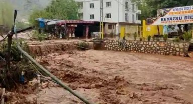 Midyat'ta sağanak; dere taşmasıyla mesire alanı su altında kaldı