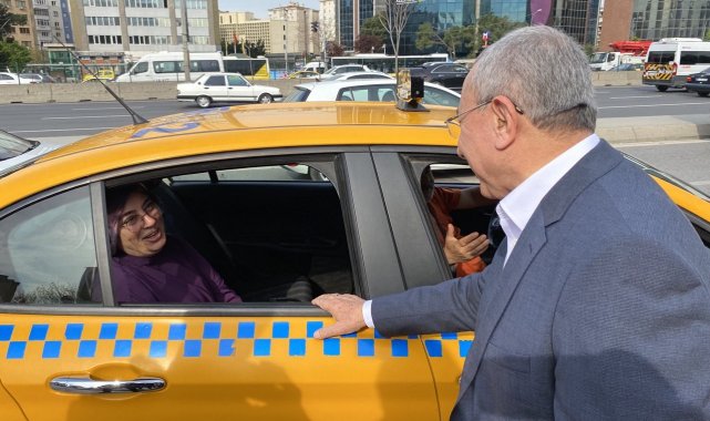 Milletvekili adayları sabah işe giden vatandaşlara kahvaltı ikramında bulundu
