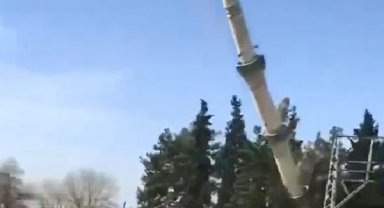 Minare, yıkım sırasında iş makinesinin üzerine devrildi; operatör öldü