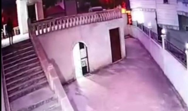 Minareye isabet eden yıldırım kamerada