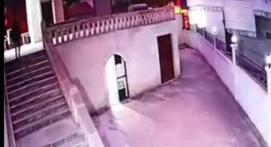 Minareye isabet eden yıldırım kamerada