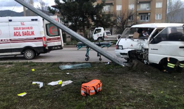 Minibüs, aydınlatma direğine çarptı; sürücü ağır yaralandı