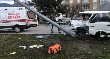 Minibüs, aydınlatma direğine çarptı; sürücü ağır yaralandı
