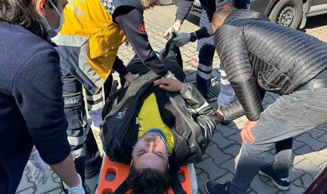 Minibüs, motosiklet ile çarpıştı; kurye yaralandı