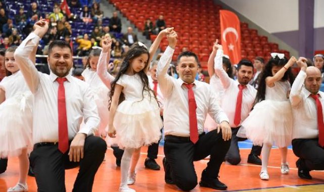 Minik öğrenciler babaları ve dedeleriyle dans etti