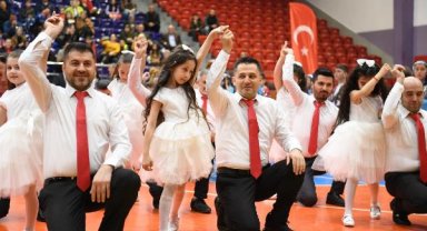 Minik öğrenciler babaları ve dedeleriyle dans etti