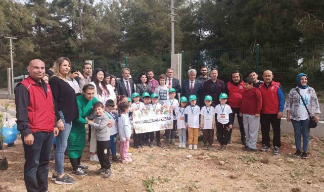 Minik öğrenciler depremde yaşamını yitiren sporcular adına narenciye fidanı ekti