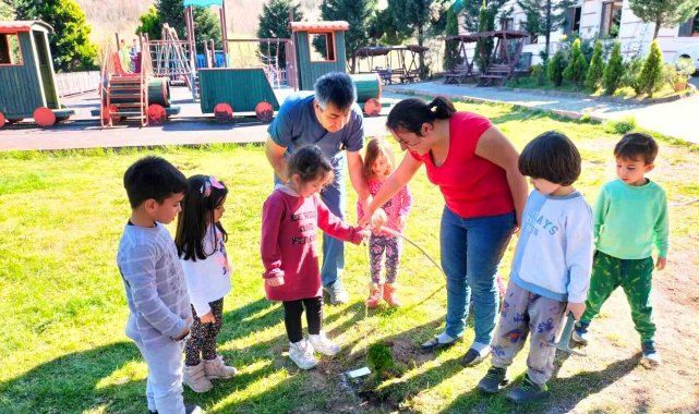 Minikler depremde hayatını kaybeden öğrenciler anısına fidan dikti