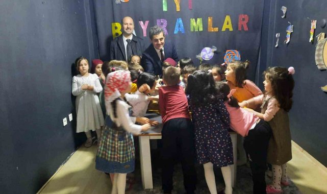 Minikler kumbaralarını depremzedeler için açtı