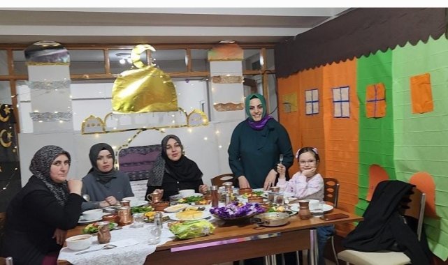 Minikler tekne oruçlarını açmak için iftarda buluştu