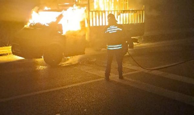 Motor kısmından alev alan kamyonet yandı:1 yaralı