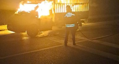 Motor kısmından alev alan kamyonet yandı:1 yaralı