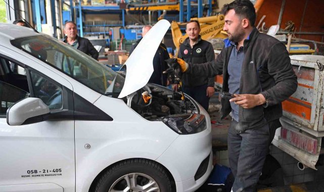 Motora sıkışan kedi için seferberlik