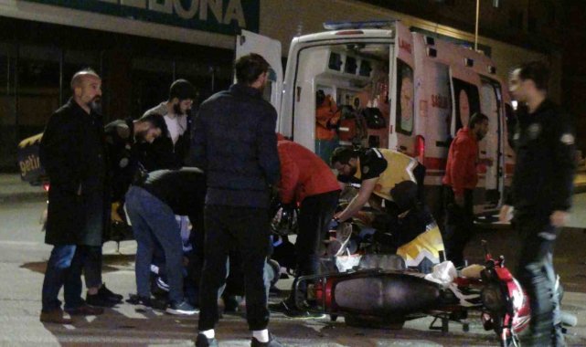 Motosiklete çarpan otomobil olay yerinden kaçtı