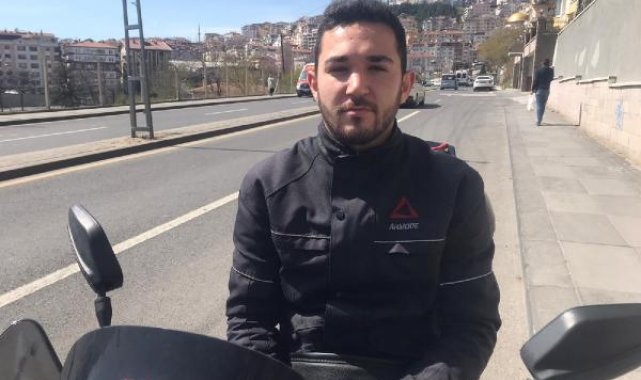 Motosikletin yayaya ve direğe çarptığı kaza kamerada