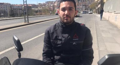 Motosikletin yayaya ve direğe çarptığı kaza kamerada