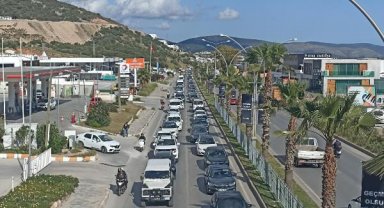 Muğla'da bayram hareketliliği başladı; uzun araç kuyrukları oluştu