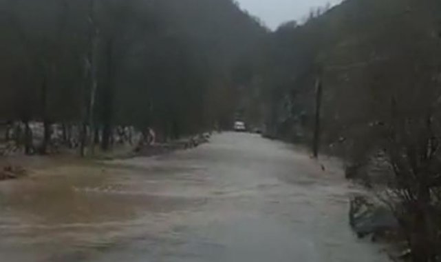 Munzur Çayı 3 noktada taştı; kara yolu ulaşıma kapatıldı