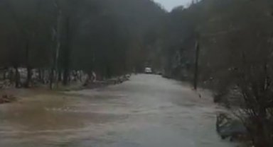 Munzur Çayı 3 noktada taştı; kara yolu ulaşıma kapatıldı