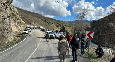 Munzur Çayı'na otomobil uçtu: 3 kayıp