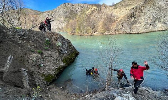 Munzur Çayı'na uçan otomobildeki 3 genci, 1200 kişilik ekip arıyor