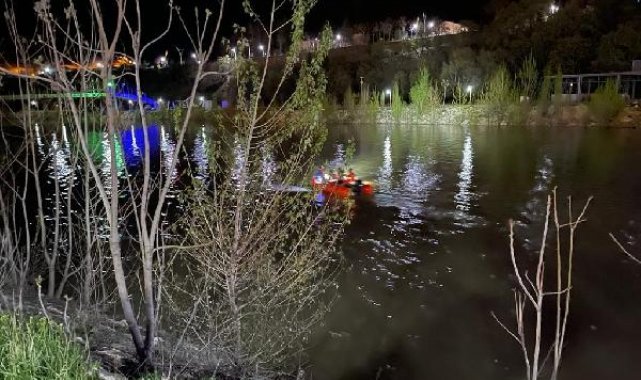 Munzur Çayı'na uçan otomobildeki 3 kişi aranıyor
