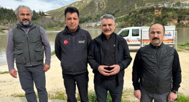 Munzur Çayı'na uçan otomobildeki 3 kişi aranıyor