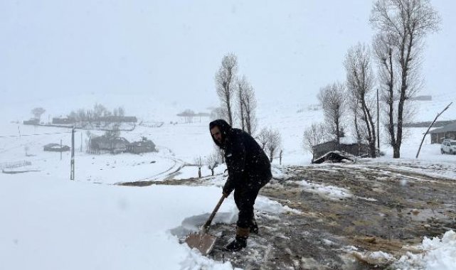 Muş'a kar yağdı, 30 köy yolu ulaşıma kapandı