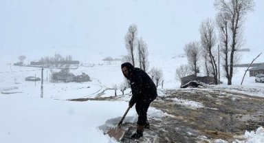 Muş'a kar yağdı, 30 köy yolu ulaşıma kapandı
