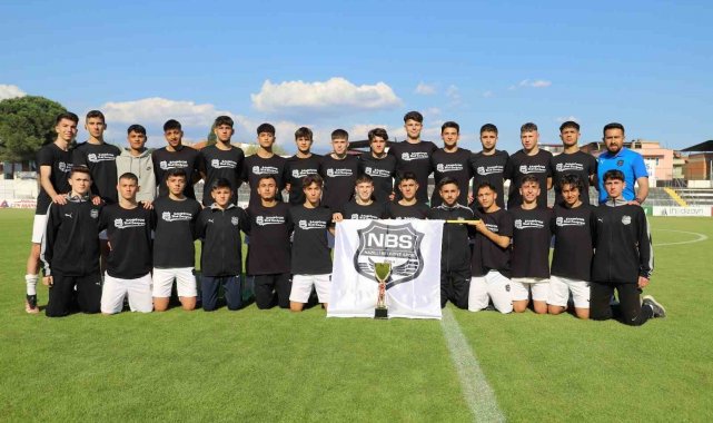 Nazilli Belediyespor U-17 takımı şampiyon oldu