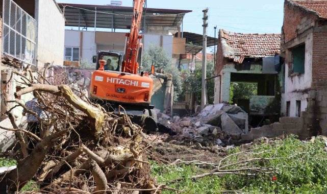 Nazilli'de metruk binalar yıkılıyor