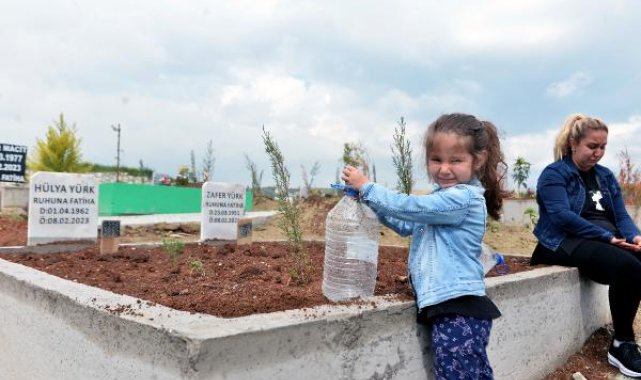 Nil, depremde kaybettiği anneannesi ve dedesini mezarını ziyaret etti