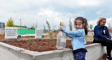 Nil, depremde kaybettiği anneannesi ve dedesini mezarını ziyaret etti