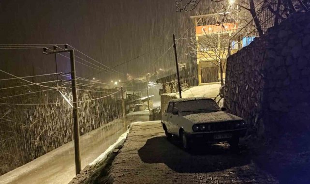 Nisan ayında, sahur vaktinde yoğun kar yağışı şaşırttı