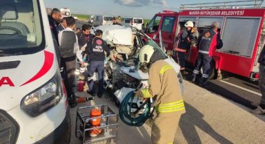 Nusaybin'de hafif ticari araç ile TIR çarpıştı: 1 ölü, 3 yaralı