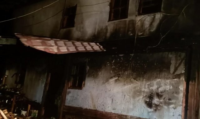 Odunlukta çıkan yangının eve sıçramasını ekipler önledi