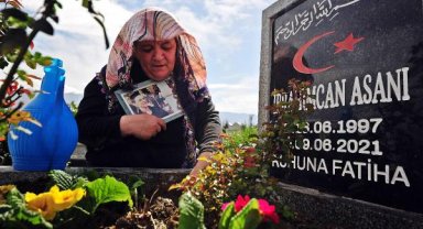 Oğlunun katiline verilen cezayı, mezarı başında ağlayarak okudu