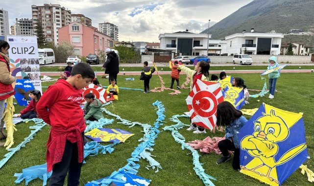 Öğrenciler gökyüzünü uçurtmalarla süsledi