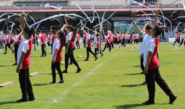 Öğrenciler hünerlerini sergiledi, izleyenler ayakta alkışladı
