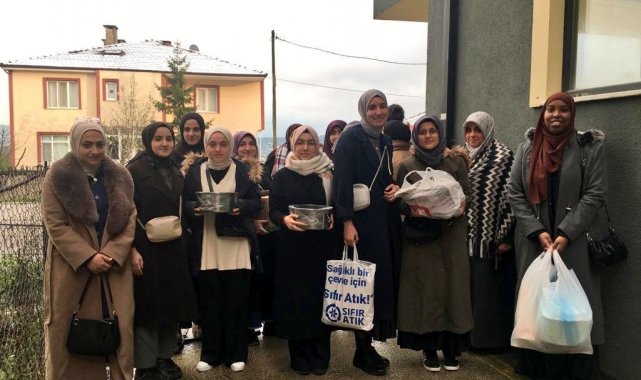 Öğrenciler iftarı depremzedeler ile açtı