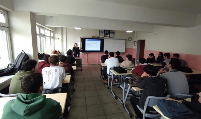 Öğrencilere özgeçmiş hazırlama sunumu yaptılar
