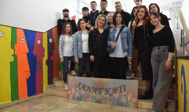 Öğrencileri liseye bağlayan 'sanat katı'; öğrenciler ilmek ilmek işledi