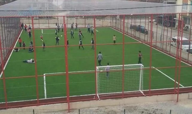 Okulun bahçesine yapılan halı saha çalışmaları tamamlandı
