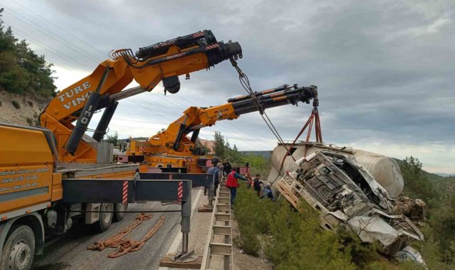 Önceki gün şarampole uçan beton mikseri kurtarıldı